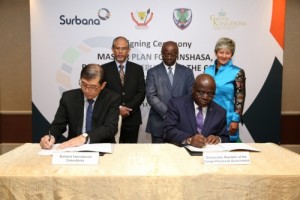 The signatories are Mr Pang Yee Ean, CEO, Surbana International Consultants and Mr Robert Luzolanu Mavema, Provincial Minister of the Plan, Budget, Public Works and Infrastrucure, Democratic Republic of the Congo. Witnesses are Mr Masagos Zulkifli, Minister in PMO and Second Minister for Home Affairs and Foreign Affairs, His Excellency Mr Andre Kimbuta, Governor of Kinshasa and Ms Elim Chew, Chairperson of Greater Kingdom Ltd.