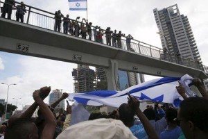 Protesters, mainly who are Israeli Jews of Ethiopian origin, block a main road in Tel Aviv during a demonstration against what they say is police racism and brutality, after the emergence last week of a video clip that showed policemen shoving and punching a black soldier May 3, 2015. REUTERS/Baz Ratner
