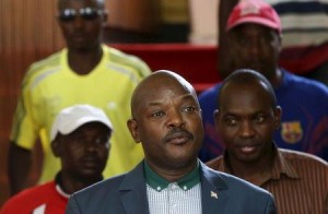 Burundi's President Pierre Nkurunziza (C) walks before a news conference in Bujumbura, Burundi, May 17, 2015. REUTERS/Goran Tomasevic