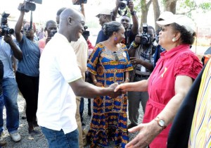 Liberia's President Ellen Sirleaf Johnson (R) shakes hands with Jerry Brown, a medical director and surgeon who helped lead the fight aganst Ebola, on May 9, 2015 in Monrovia (AFP Photo/Zoom Dosso)