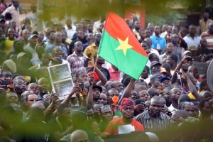 People gather to welcome Mariam Sankara, widow of former president Thomas Sankara, at Ouagadougou's airport, Burkina Faso, on May 14, 2015 (AFP Photo/Ahmed Ouoba)