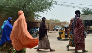Women walk in a street in Agadez, northern Niger, on May 31, 2015 (AFP Photo/Issouf Sanogo)