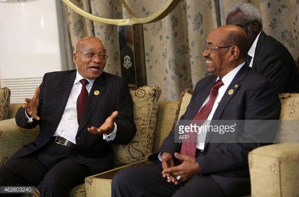Sudanese President Omar al Bashir (r0 meets with South African President Zuma during a two day visit on January 31,2015 in Khartoum. AFP photo/Aashraf Shazly