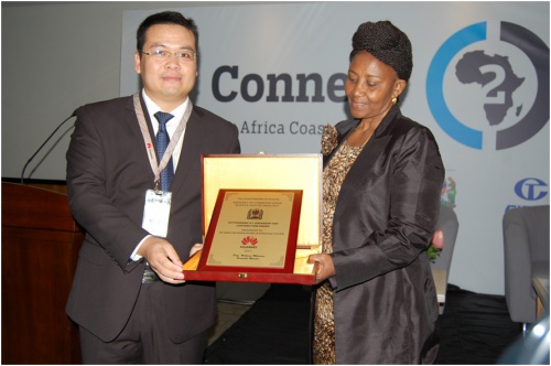 Huawei representative received the award from Ms. Selina Lyimo, Acting Permanent Secretary in the Ministry of Communication, Science, and Technology of Tanzania