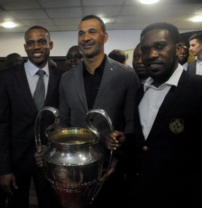 Former Nigerian footballers Sunday Oliseh (L) and J. J. Okocha (R) flank UEFA Trophy Tour ambassador Ruud Gullit during a visit to the governor in Lagos on March 13, 2014 (AFP Photo/Pius Utomi Ekpei)