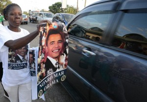 A Kenyan trader tries to sell a poster with the image of US President Barrack Obama to motorists during the Luo cultural festival in Nairobi, on July 11, 2015 (AFP Photo/Simon Maina) 