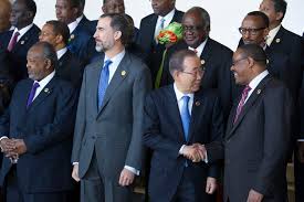Secretary-General Ban Ki-moon is greeted by Hailemariam Dessalegn, Prime Minister of Ethiopia. UN Photo/Eskinder Debebe