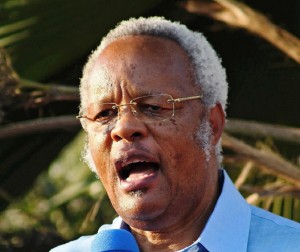 Edward Lowassa, former prime minister of Tanzania and candidate for the opposition coalition "the Coalition of Defenders of People's Constitution" during a rally on August 10, 2015 (AFP Photo/)
