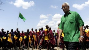 Tanzania's Edward Lowassa (r) has abandoned the bright green colours of the CCM to join the opposition
