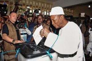 Guinea's President and presidential candidate Alpha Conde casts his ballot at a polling station in Conakry on October 11, 2015 (AFP Photo/Cellou Binani)