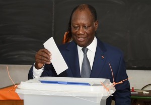 Ivory Coast President Alassane Ouattara casts his ballot in Cocody, a district of the capital Abidjan, on October 25, 2015 (AFP Photo/Sia Kambou)