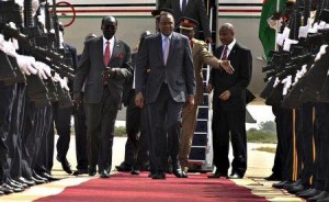 Kenya's President Uhuru Kenyatta (C) arrives for a meeting in South Sudan's capital Juba, August 26, 2015. REUTERS/Jok Solomun