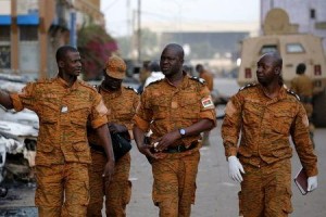 Burkinabe soldiers walk outside the Splendid Hotel in Ouagadougou, Burkina Faso, January 17, 2016,. REUTERS/Joe Penney