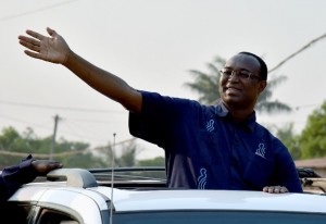 Central African presidential candidate Anicet Georges Dologuele waves from a car in a motorcarde during a presidential campaign tour in Bangui on December 28, 2015 (AFP Photo/Issouf Sanogo)