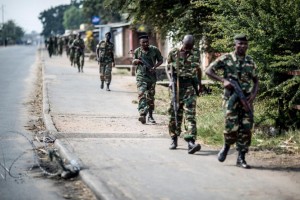 Burundian soldiers withdrawing from the restive Cibitoke neighbourhood in Bujumbura after a police operation during the celebrations of the country's 53rd Independence Anniversary on July 1, 2015 (AFP Photo/Marco Longari)