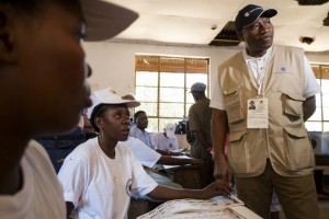 Former Nigerian president Goodluck Jonathan, heading a team of Commonwealth election observers, talks with workers at a polling station in Dar es Salaam on October 25, 2015, during the Tanzanian presidential election ©Daniel Hayduk (AFP)