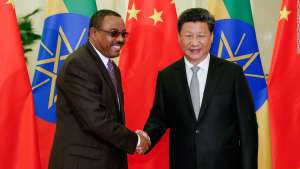 Chinese President Xi Jinping (R) shakes hands with Ethiopia's Prime Minister Desalegn
