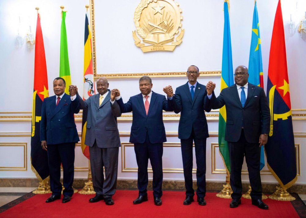 Heads of states after signing the agreement