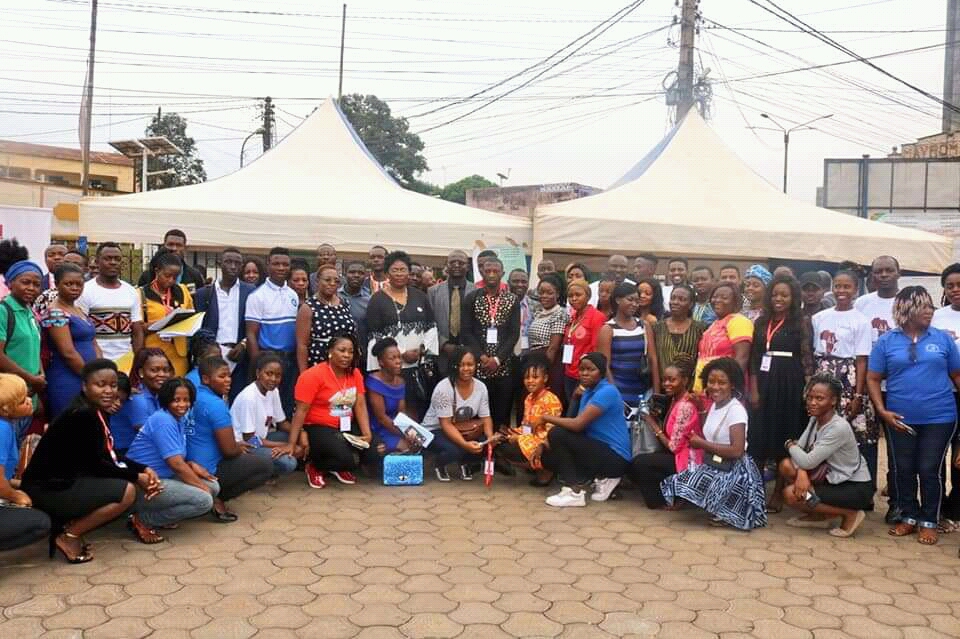 Officials and participants at the end of the forum